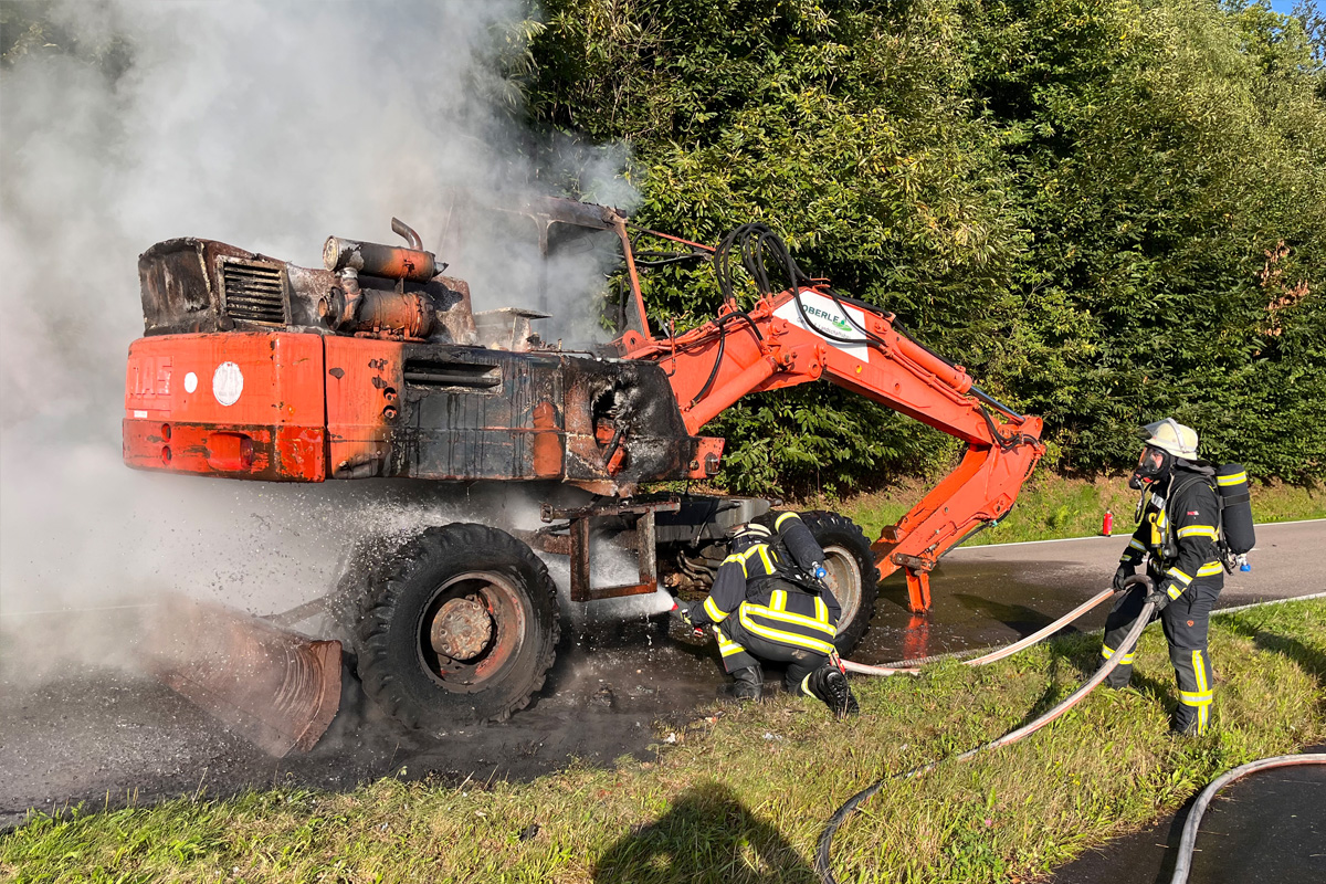 Achern BW – Bagger gerät auf Kreisstraße in Vollbrand