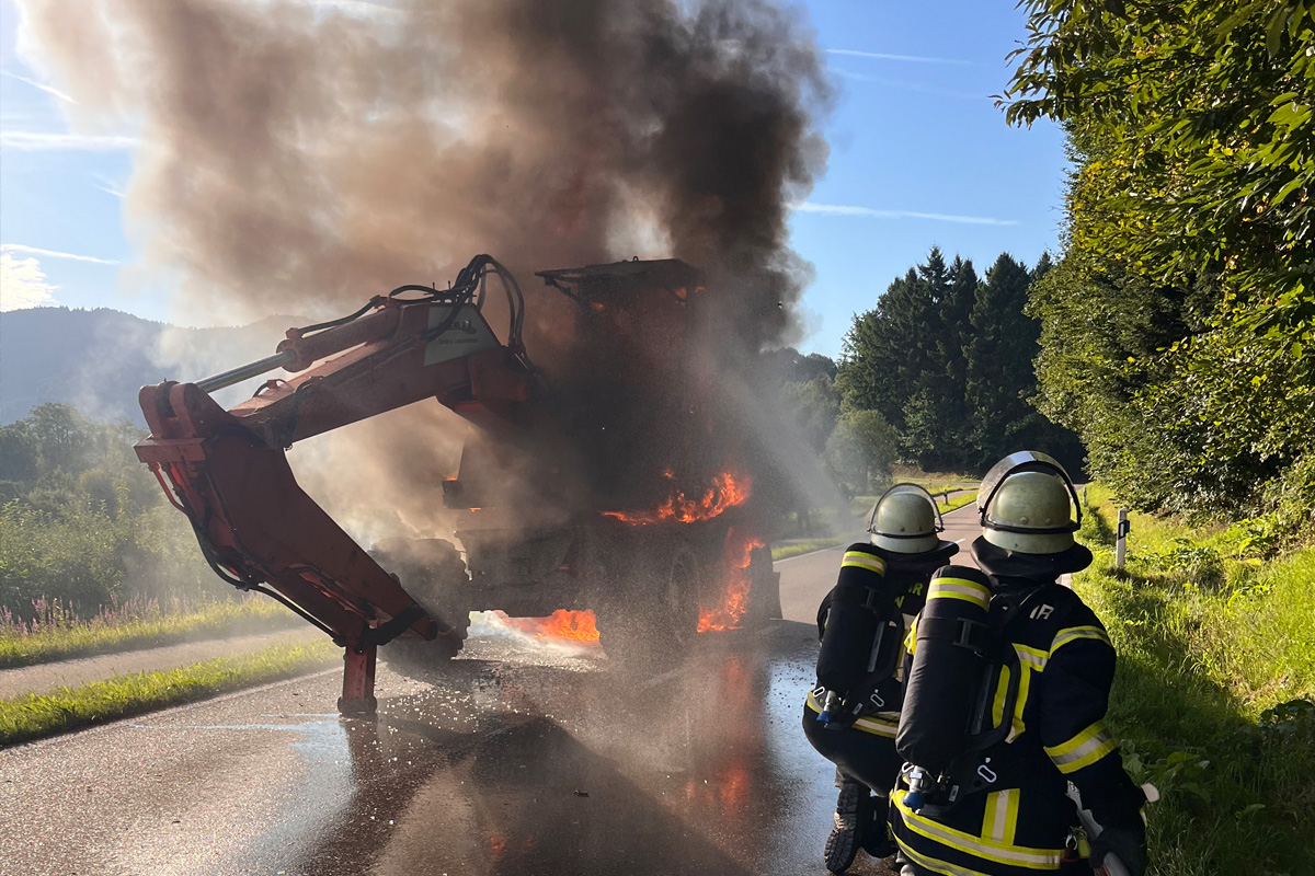 Achern BW – Bagger gerät auf Kreisstraße in Vollbrand