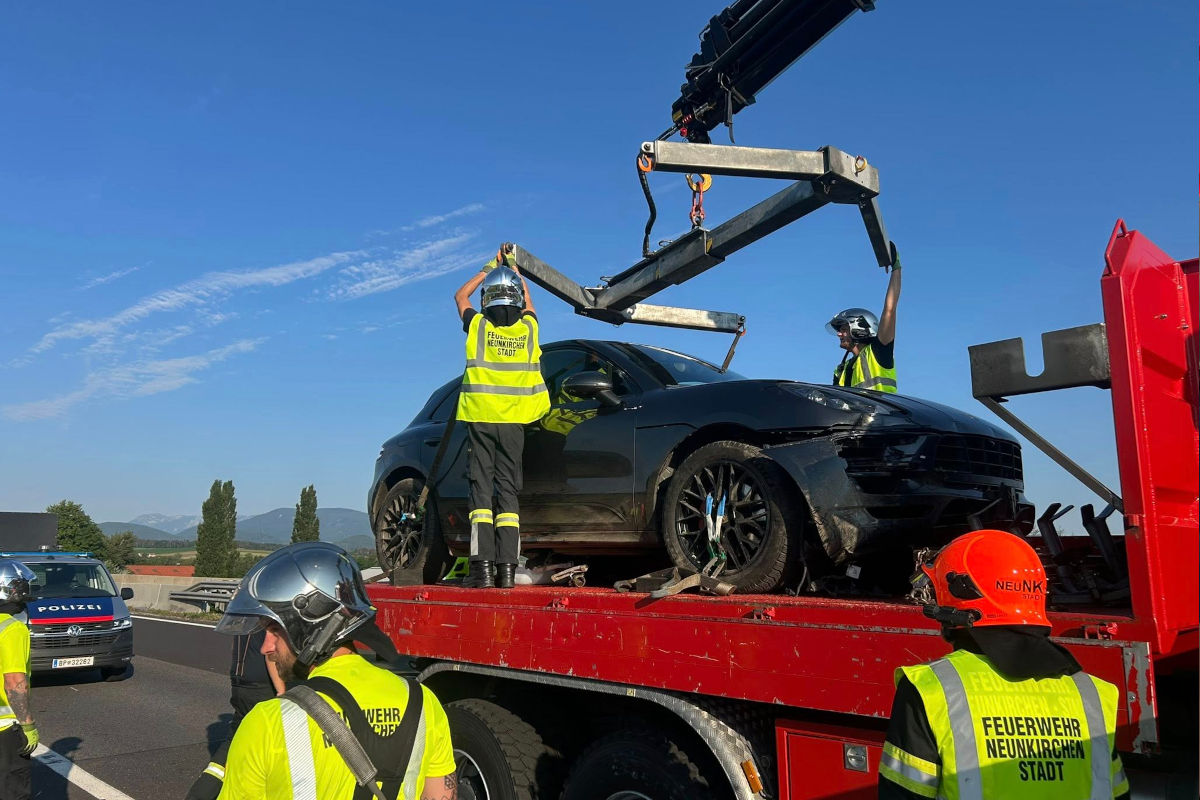 Neunkirchen NÖ – Beschädigter Porsche ohne Fahrer entdeckt