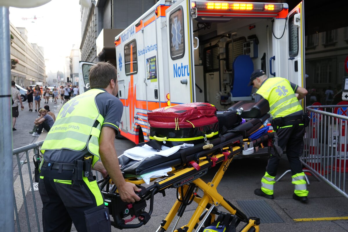 Hitzeschläge, Schnittwunden, Alkohol – Street Parade fordert Rettungskräfte