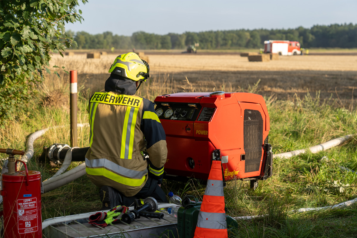 Papenhorst NI – Brennende Ballenpresse löst Flächenbrand aus