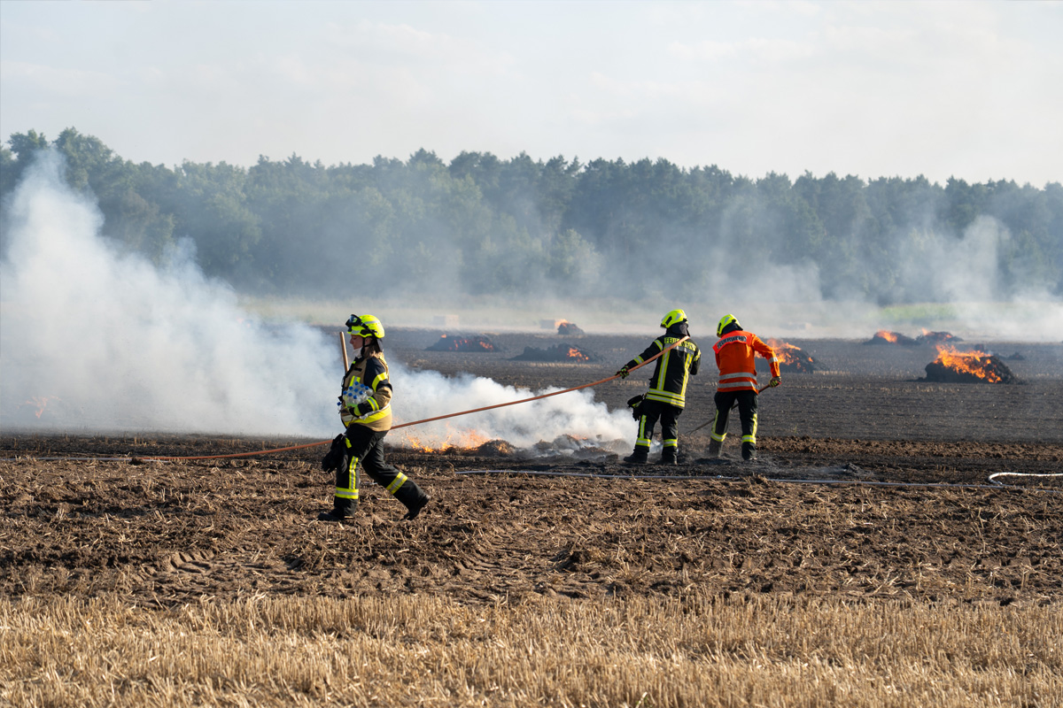 Papenhorst NI – Brennende Ballenpresse löst Flächenbrand aus