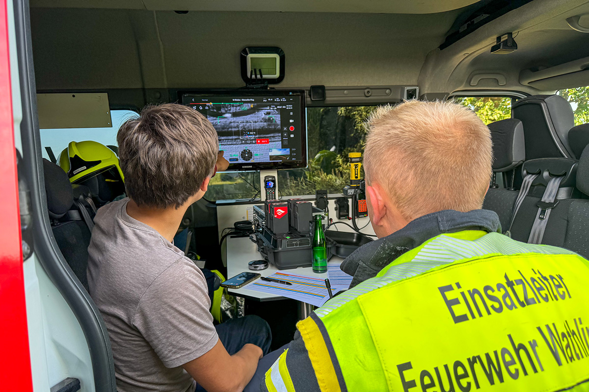 Papenhorst NI – Brennende Ballenpresse löst Flächenbrand aus