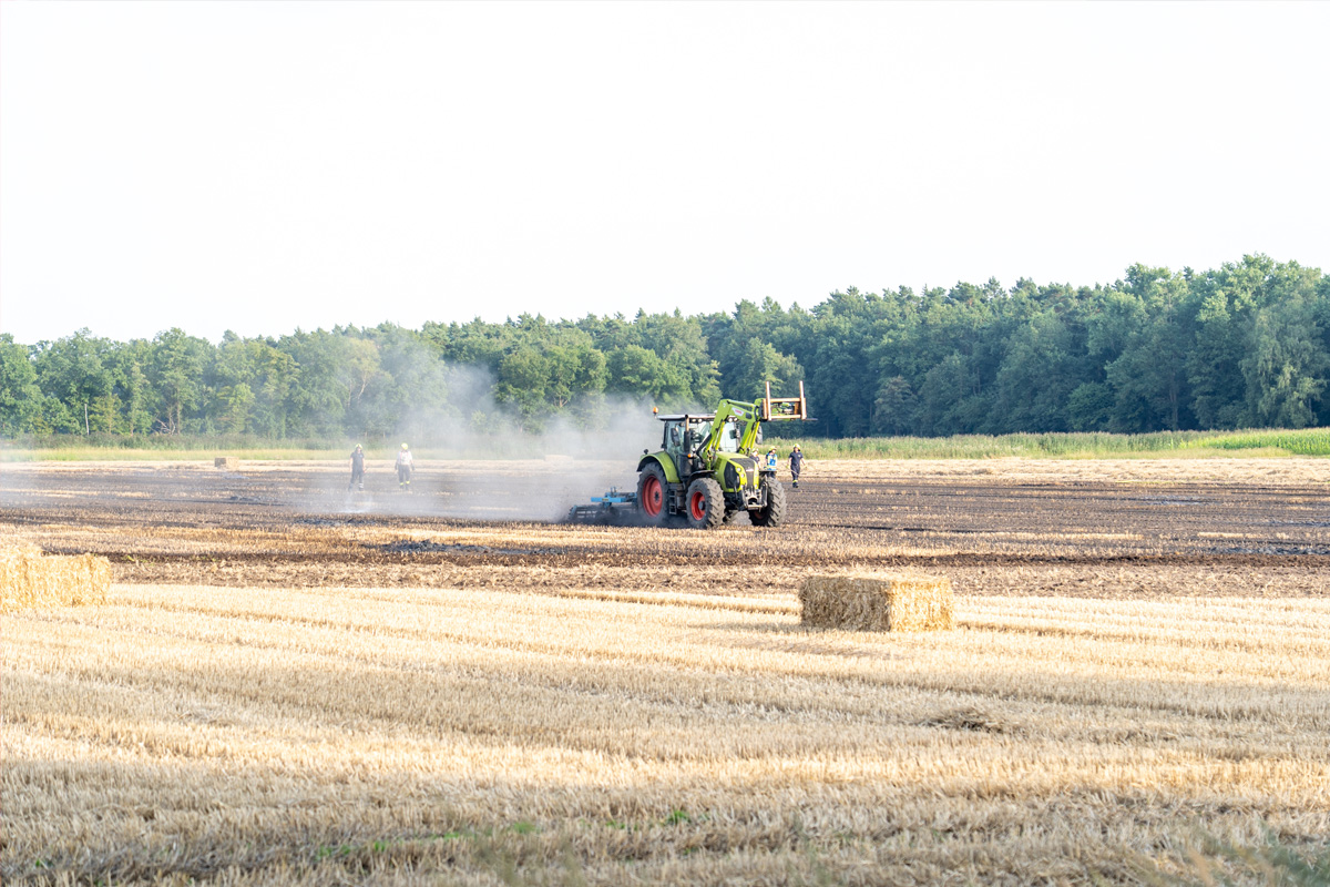 Papenhorst NI – Brennende Ballenpresse löst Flächenbrand aus