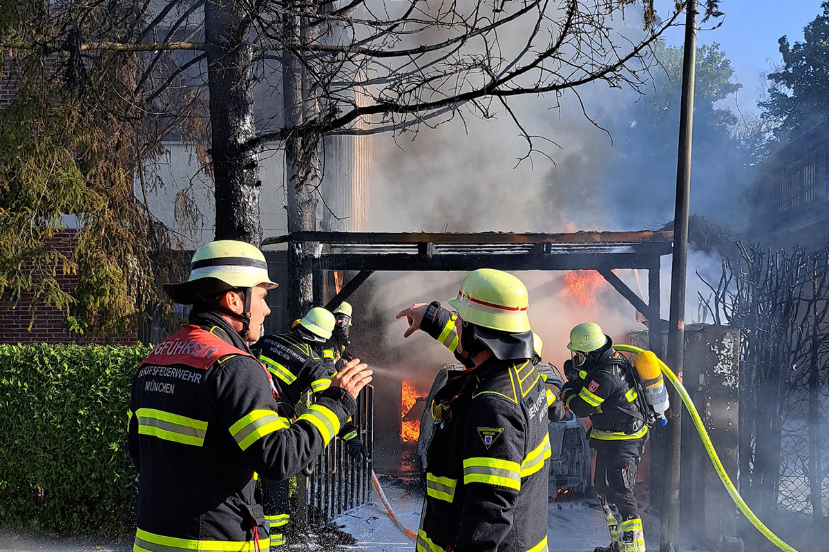 München BY – Feuerwehr verhindert Ausbreitung von Carportbrand
