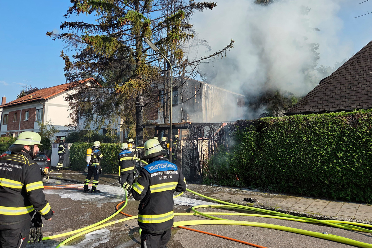 München BY – Feuerwehr verhindert Ausbreitung von Carportbrand