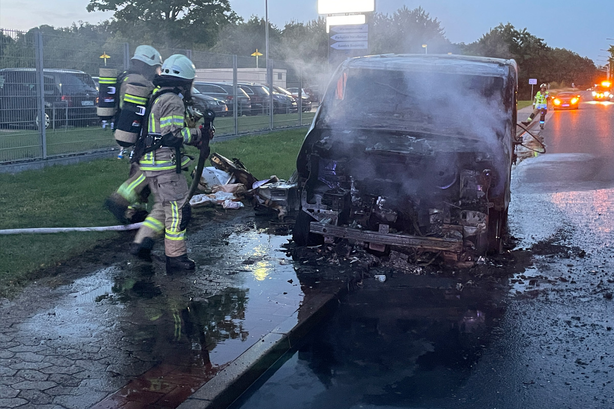 Lehrte NI – Transporter von Paketdienst gerät in Brand