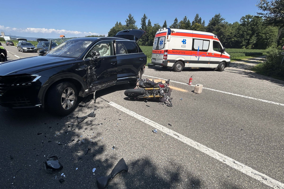 Unfall in Birr AG – Motorradfahrer auf Autodach geschleudert
