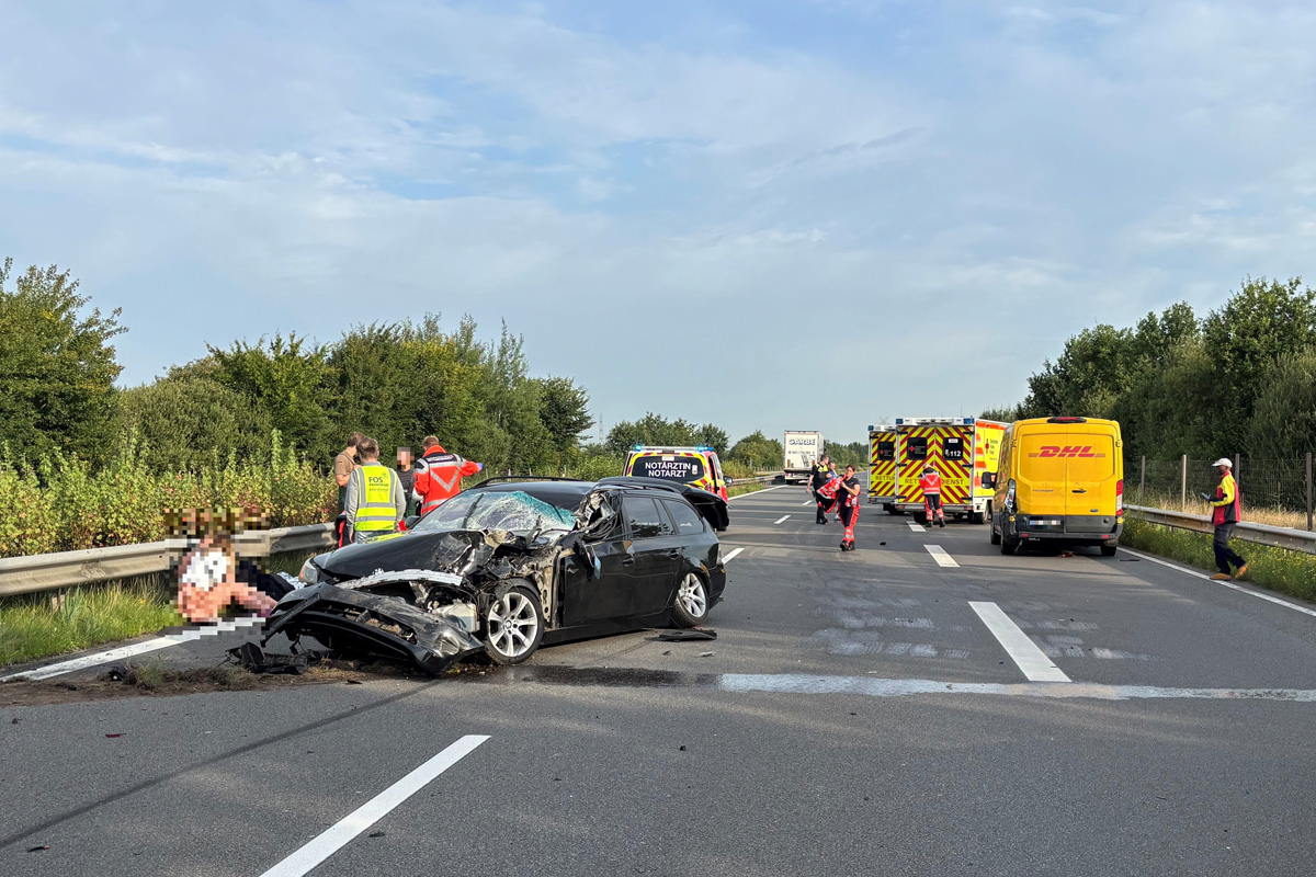 A26 Dollern NI – Zwei Verletzte bei Unfall mit drei Fahrzeugen