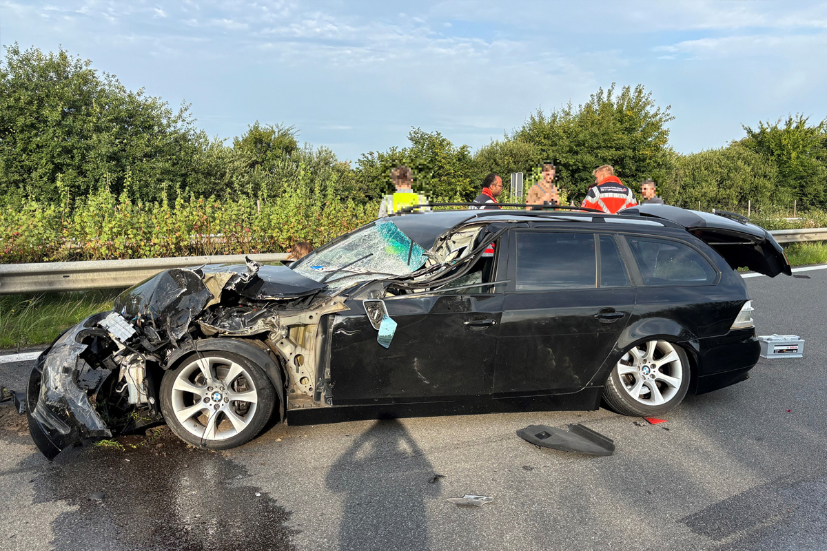 A26 Dollern NI – Zwei Verletzte bei Unfall mit drei Fahrzeugen