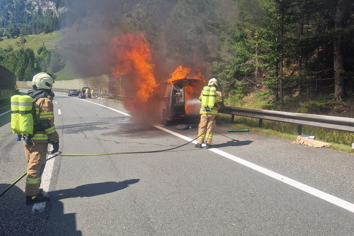 A10 Zederhaus S – Pkw mit Wohnwagen in Brand