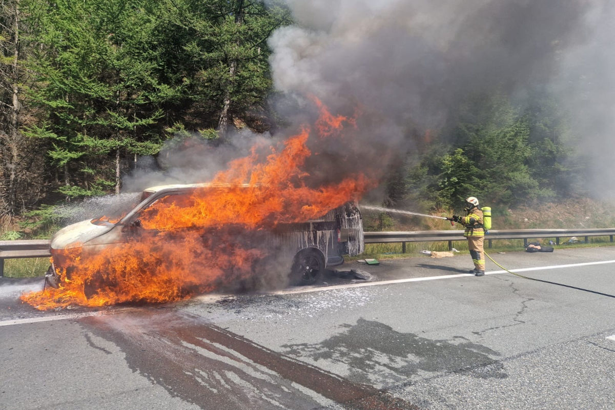 A10 Zederhaus S – Pkw mit Wohnwagen in Brand