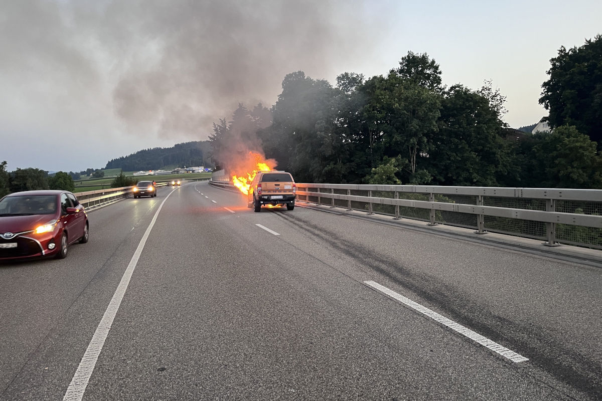 Wil SG – Fahrzeug gerät in Brand