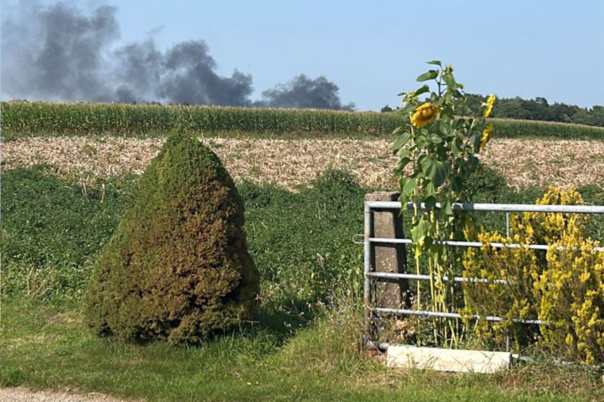 Sonsbeck NW – Brand von Strohpresse und Feld