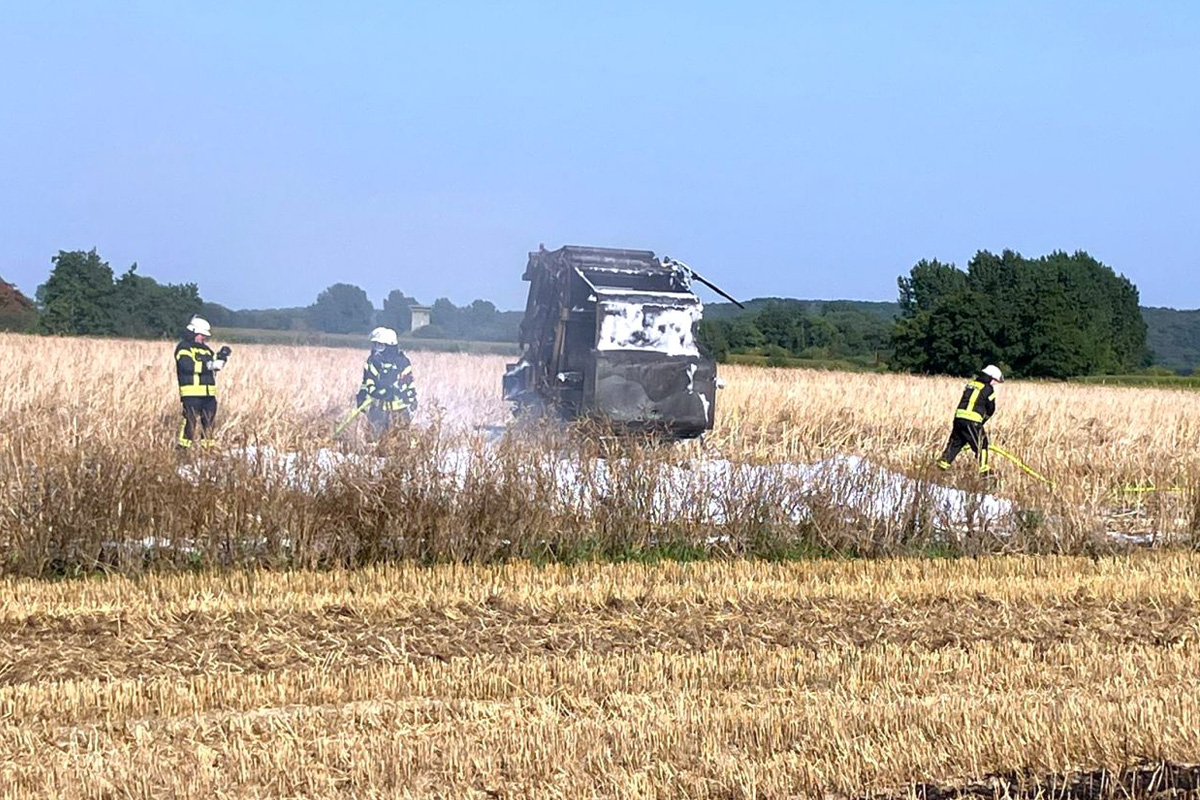 Sonsbeck NW – Brand von Strohpresse und Feld