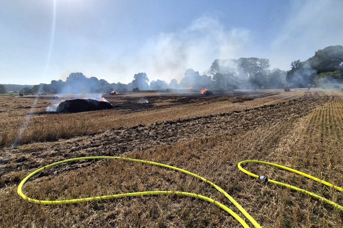 Sonsbeck NW – Brand von Strohpresse und Feld