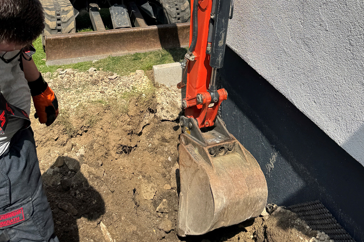 Erkrath NW – Feuerwehr rettet Kätzchen aus Abflussrohr