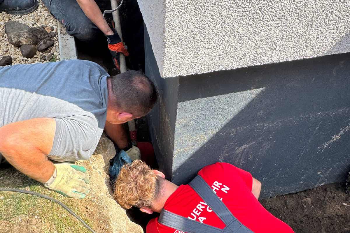 Erkrath NW – Feuerwehr rettet Kätzchen aus Abflussrohr