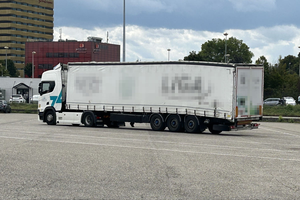 A3 Basel – Defekter Sattelzug aus dem Verkehr gezogen