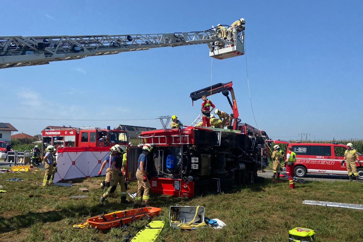 Unfall mit Einsatzfahrzeug in Göming S – Neun Floriani verletzt