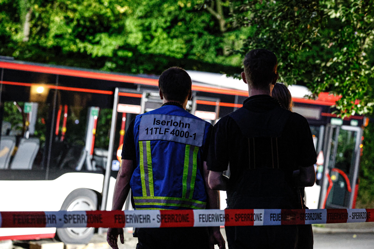 Iserlohn NW – Linienbus prallt gegen geparkte Autos