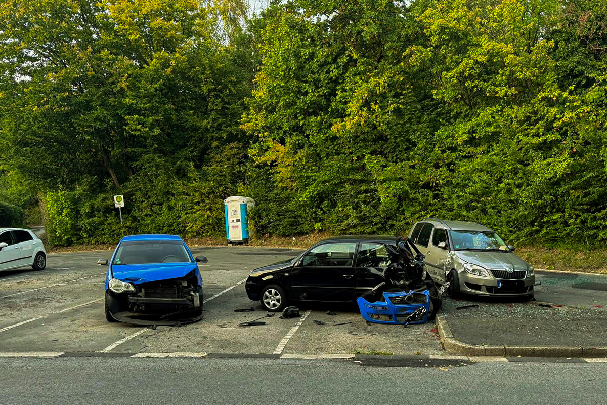 Iserlohn NW – Linienbus prallt gegen geparkte Autos