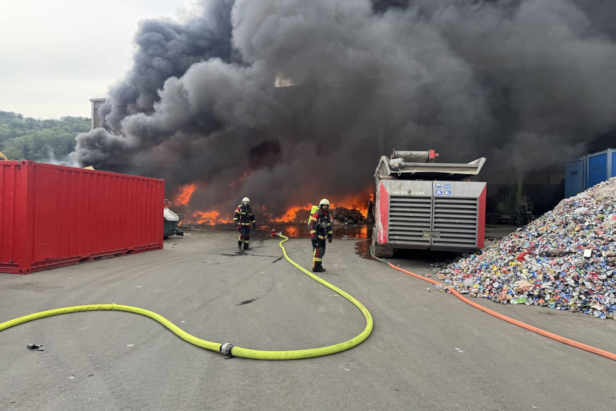 Lucens VD – Lagerhaus einer Recyclingfirma in Brand