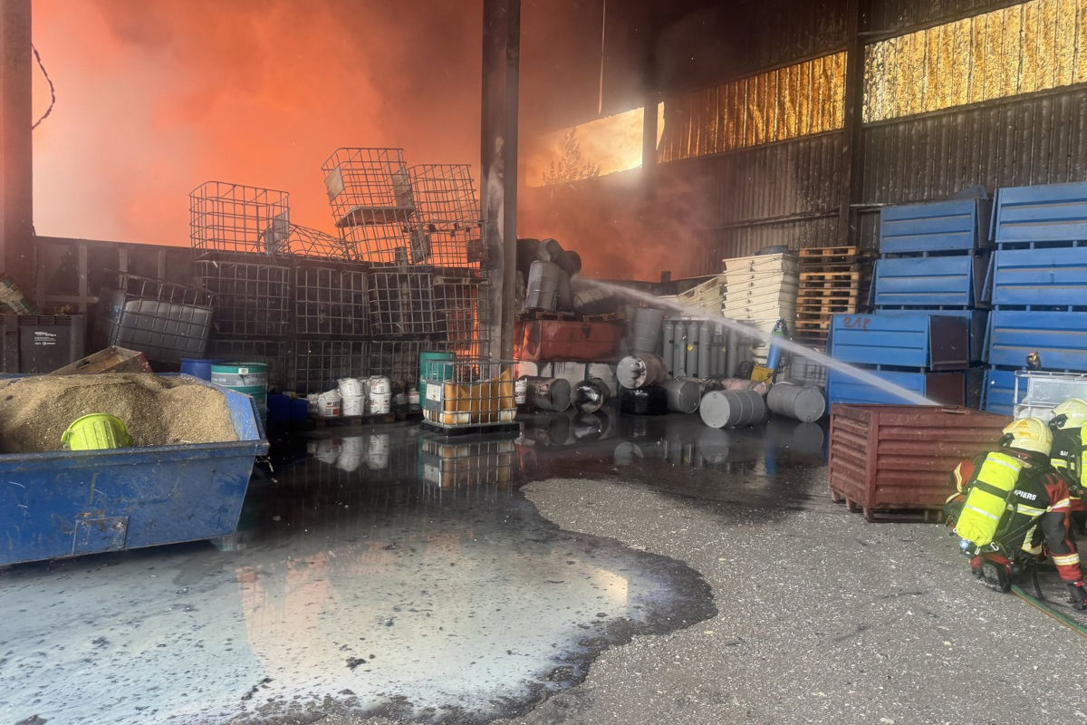 Lucens VD – Lagerhaus einer Recyclingfirma in Brand