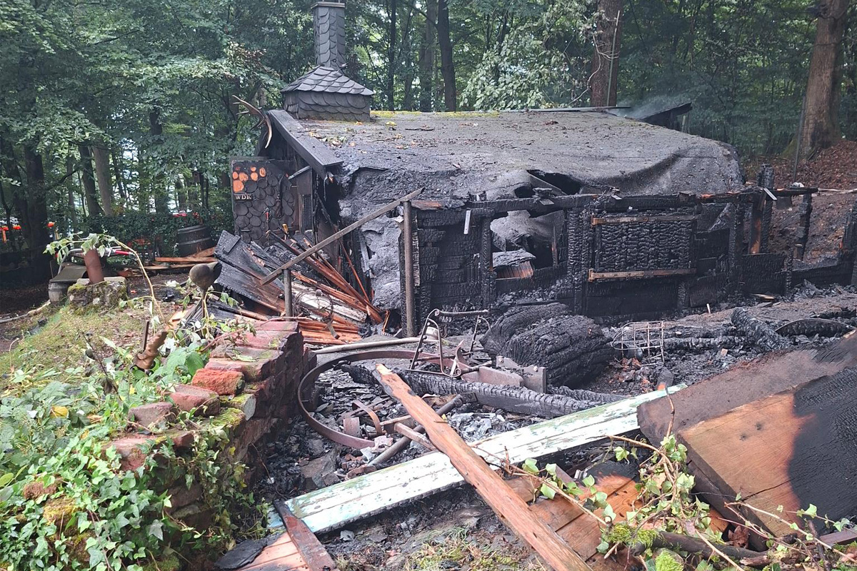 Breckerfeld NW – Waldhütte brennt vollständig aus