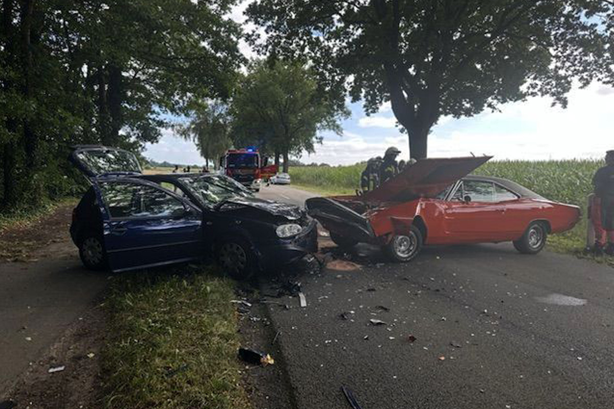 Fredenbeck NI – Verursacher flüchtet nach Unfall mit zwei Verletzten