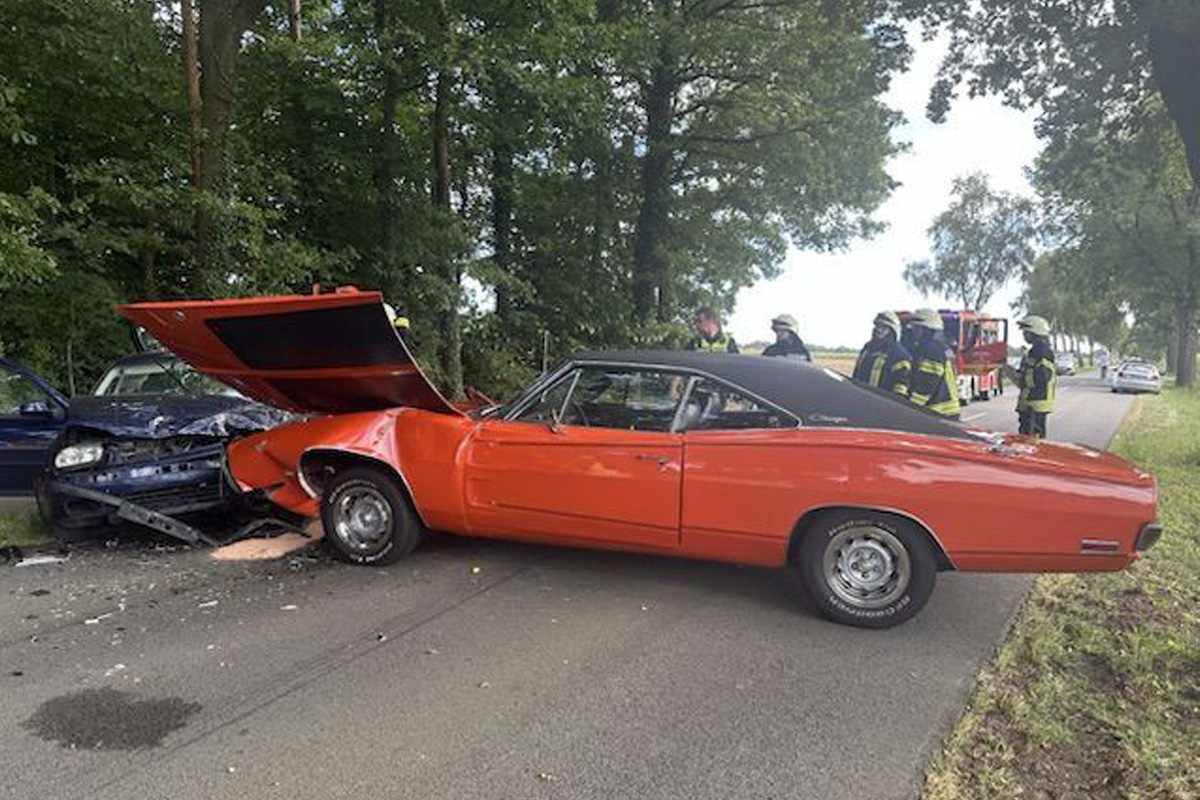 Fredenbeck NI – Verursacher flüchtet nach Unfall mit zwei Verletzten