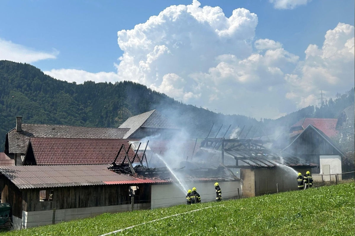Bruck an der Mur ST – Wirtschaftsgebäude in Brand
