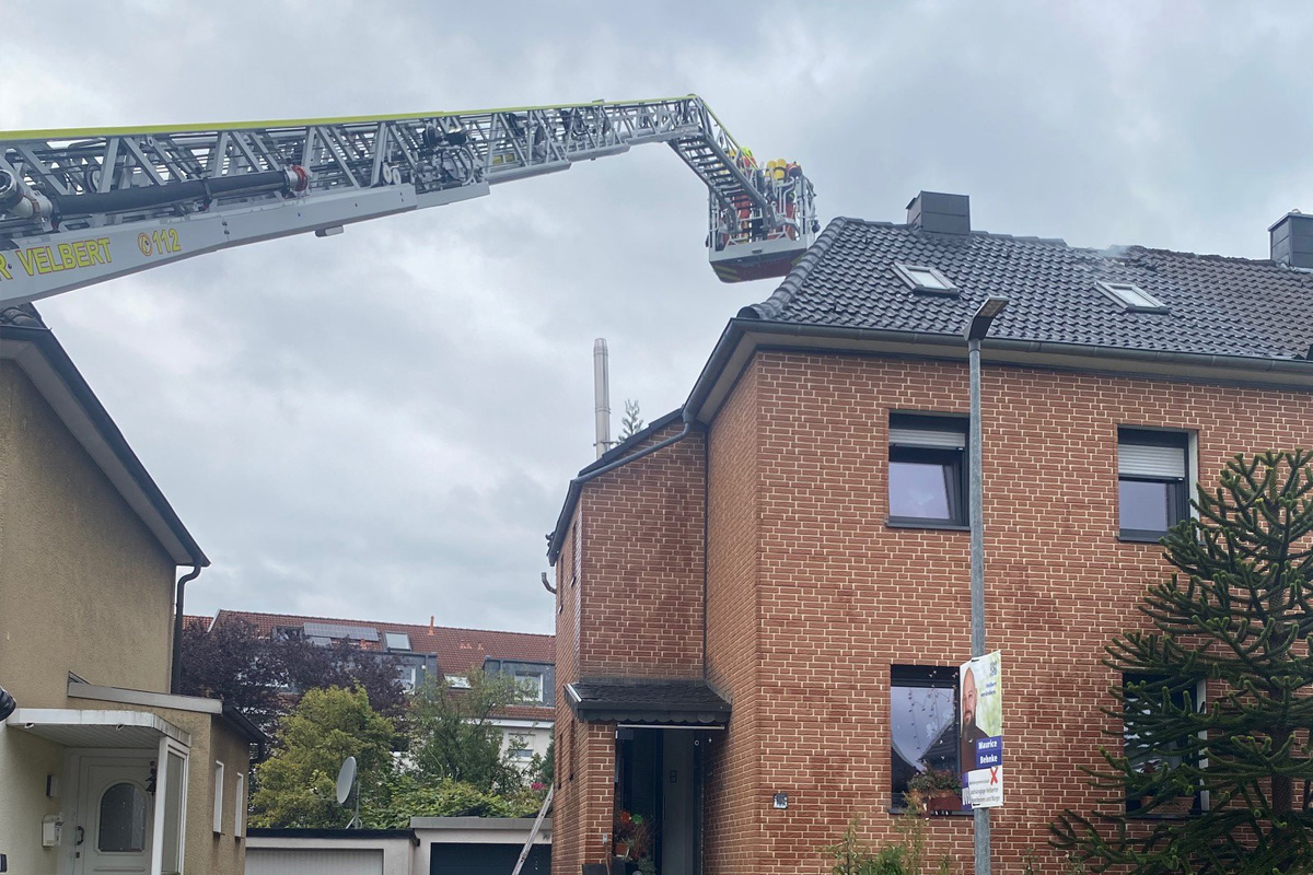 Velbert NW – Doppelhaus nach Brand von Dachstuhl unbewohnbar