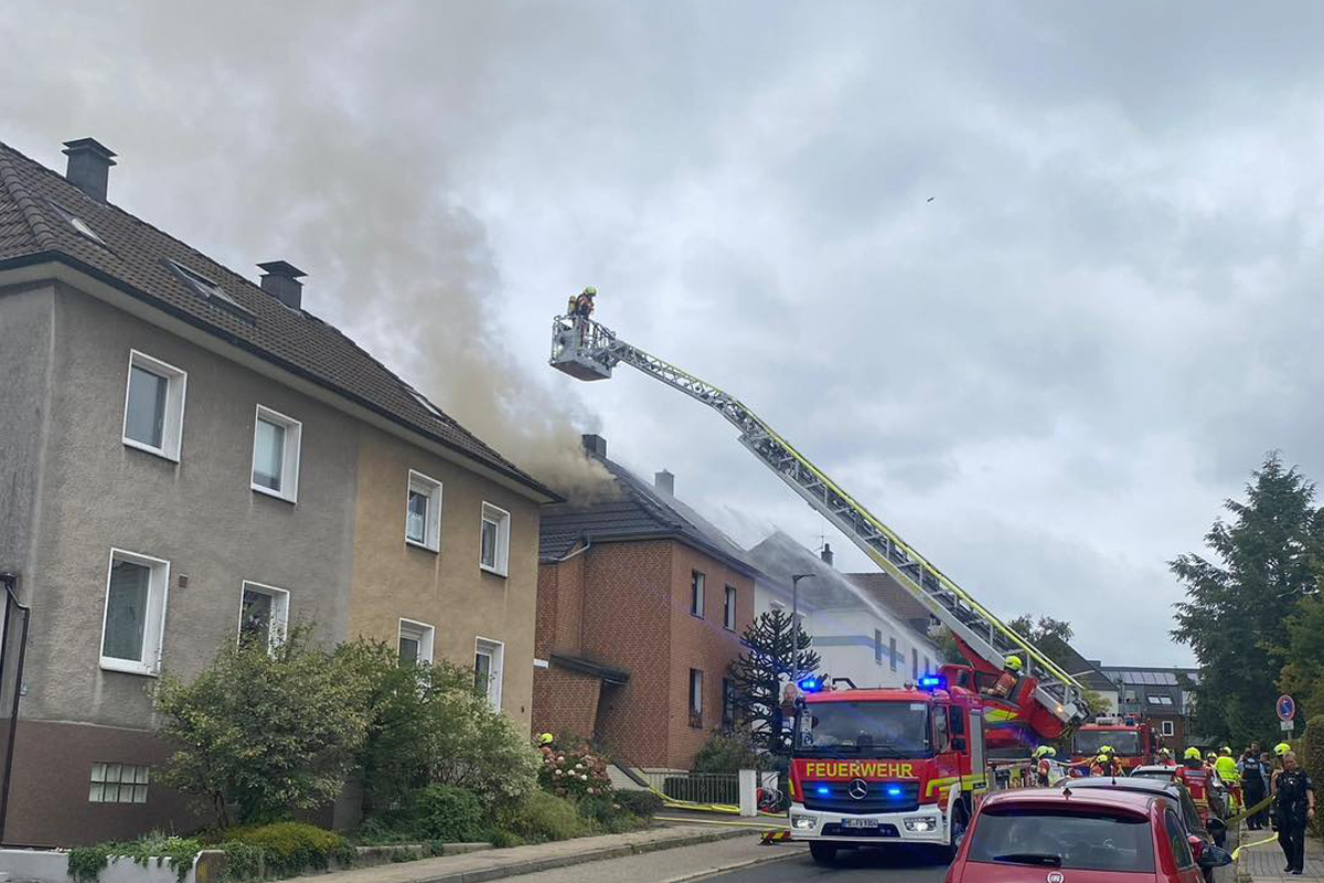 Velbert NW – Doppelhaus nach Brand von Dachstuhl unbewohnbar