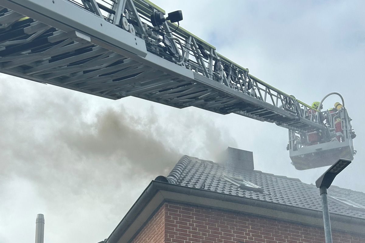 Velbert NW – Doppelhaus nach Brand von Dachstuhl unbewohnbar