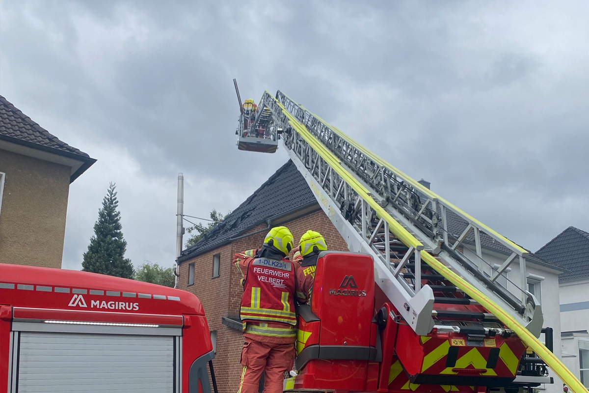 Velbert NW – Doppelhaus nach Brand von Dachstuhl unbewohnbar