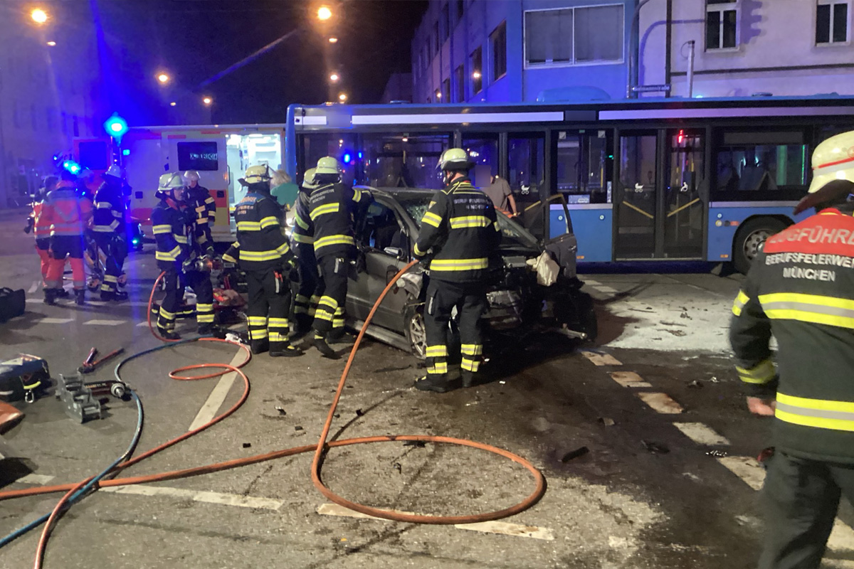 München BY – Mehrere Schwerverletzte nach Unfall von Linienbus und Pkw