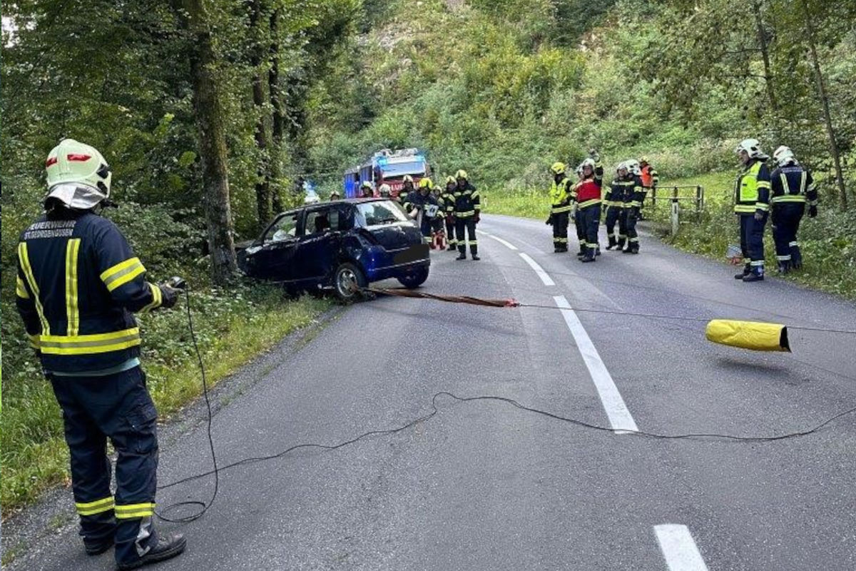 St. Georgen OÖ – Alkoholisierter Lenker prallt gegen Baum