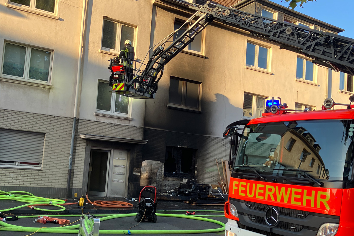Mülheim an der Ruhr NW – Brand von Unrat greift auf Wohnhaus über