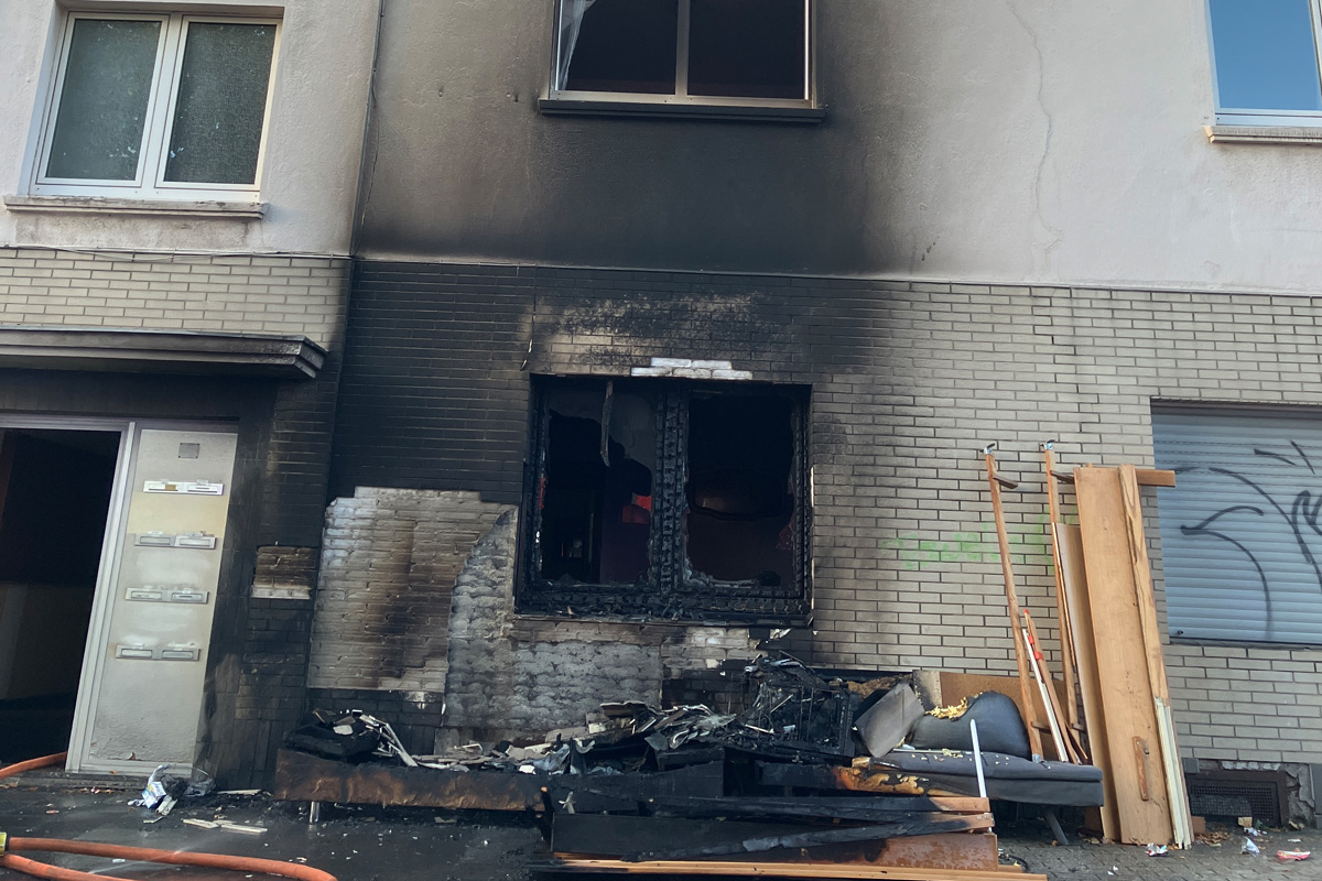 Mülheim an der Ruhr NW – Brand von Unrat greift auf Wohnhaus über