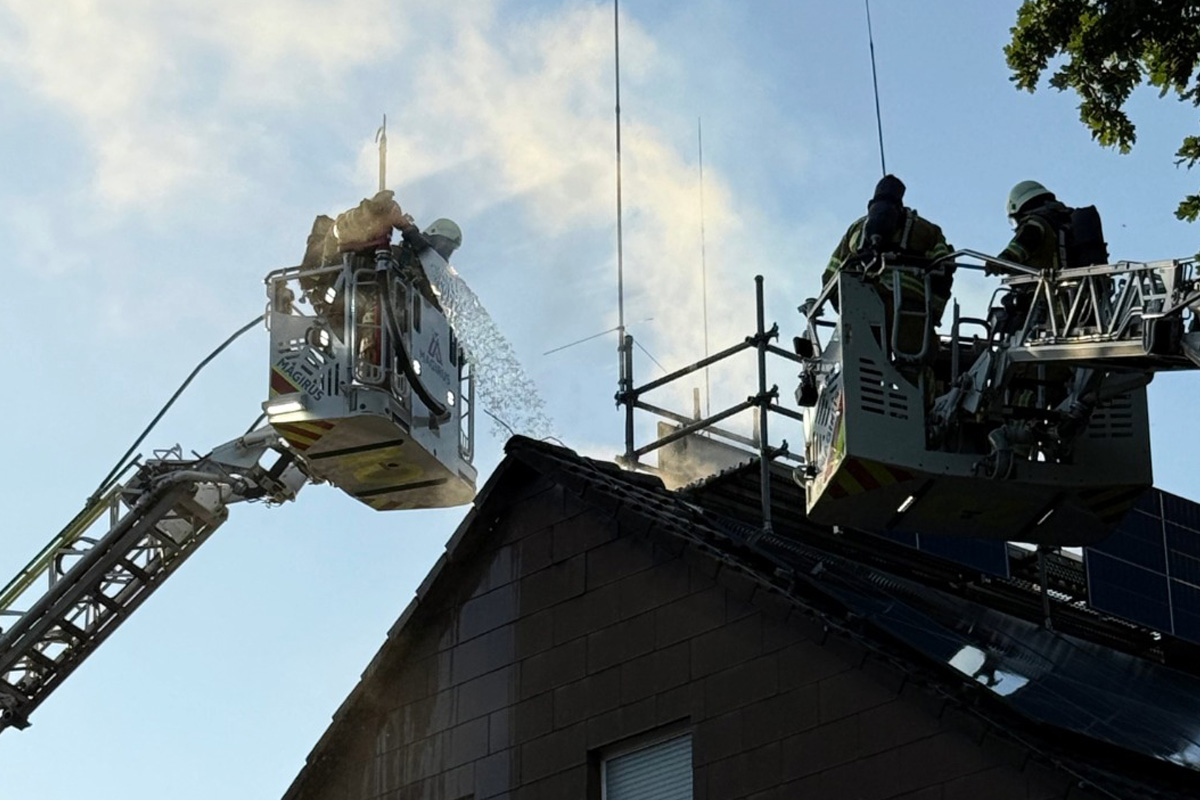 Recklinghausen NW – Mehrfamilienhaus nach Dachstuhlbrand unbewohnbar