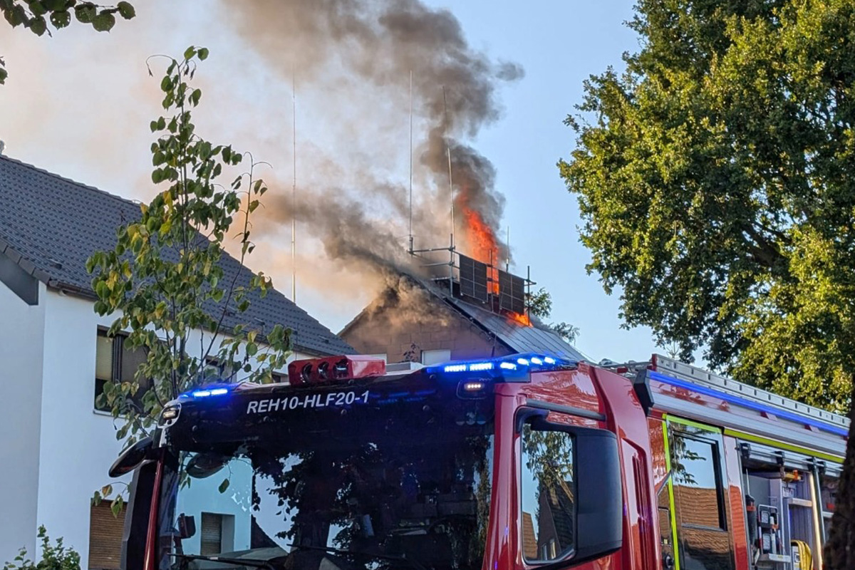 Recklinghausen NW – Mehrfamilienhaus nach Dachstuhlbrand unbewohnbar