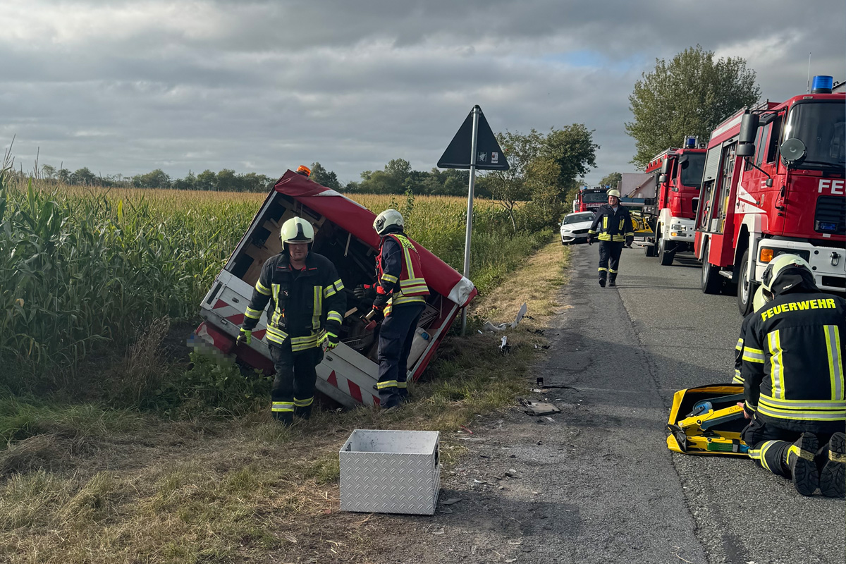Aurich NI – Drei Verletzte bei Unfall zwischen Pkw und Pritschenwagen