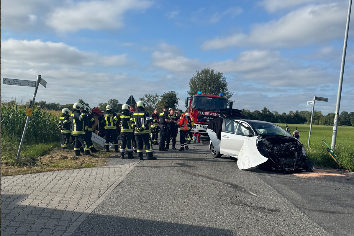 Aurich NI – Drei Verletzte bei Unfall zwischen Pkw und Pritschenwagen