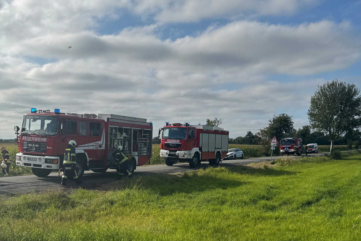 Aurich NI – Drei Verletzte bei Unfall zwischen Pkw und Pritschenwagen
