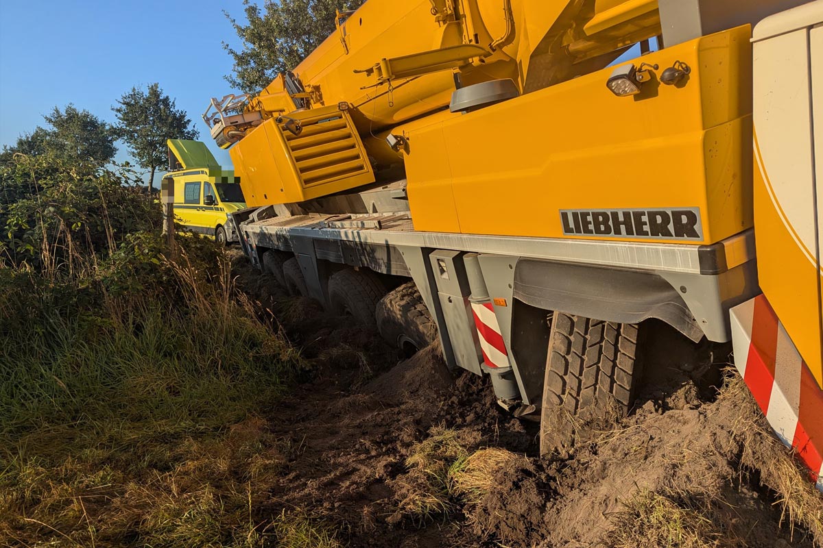 Harsefeld NI – Autokran verunfallt in Graben nach Ausweichmanöver
