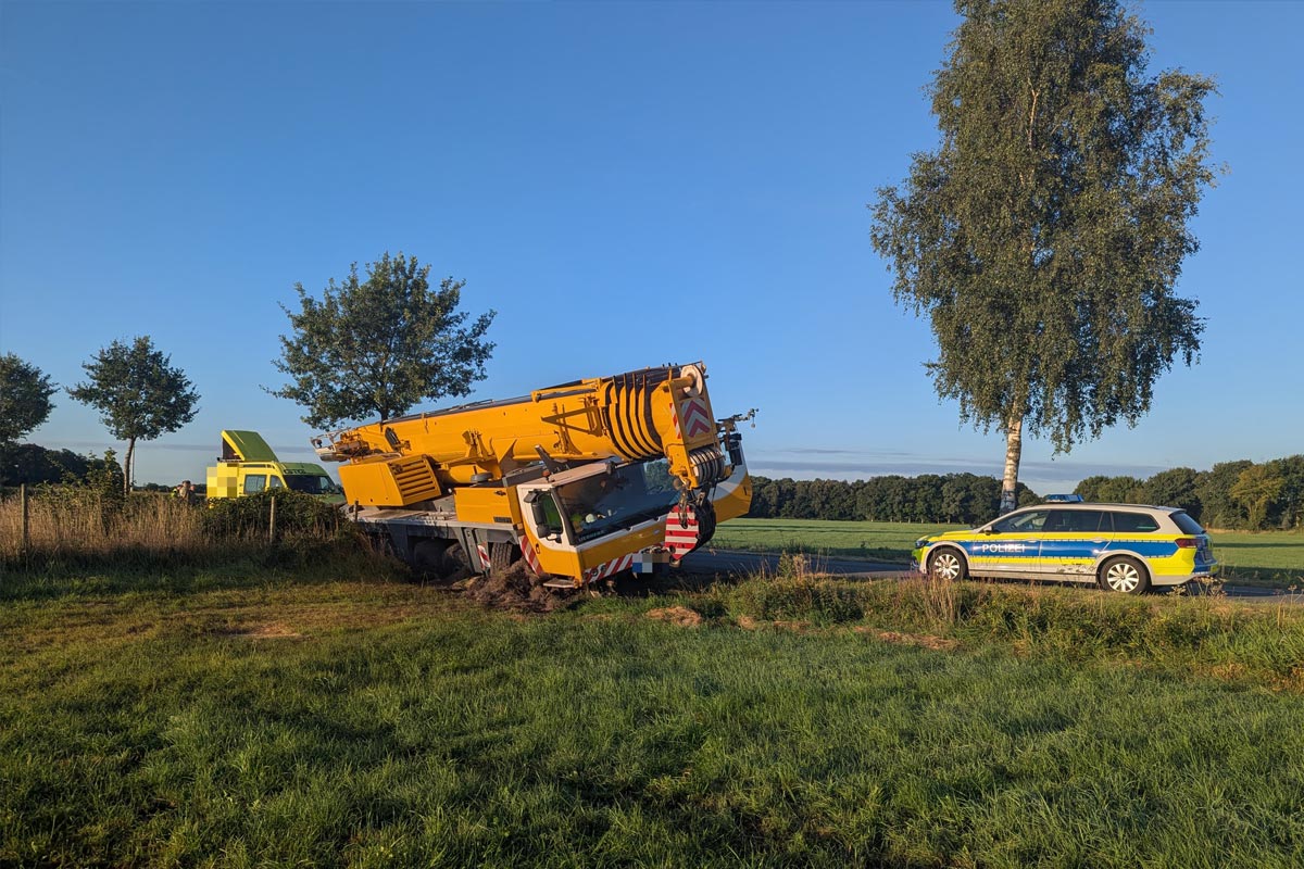 Harsefeld NI – Autokran verunfallt in Graben nach Ausweichmanöver