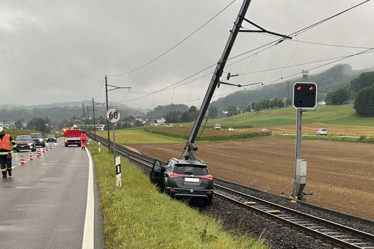 Attiswil BE – Auto landet bei Unfall neben Bahngleisen