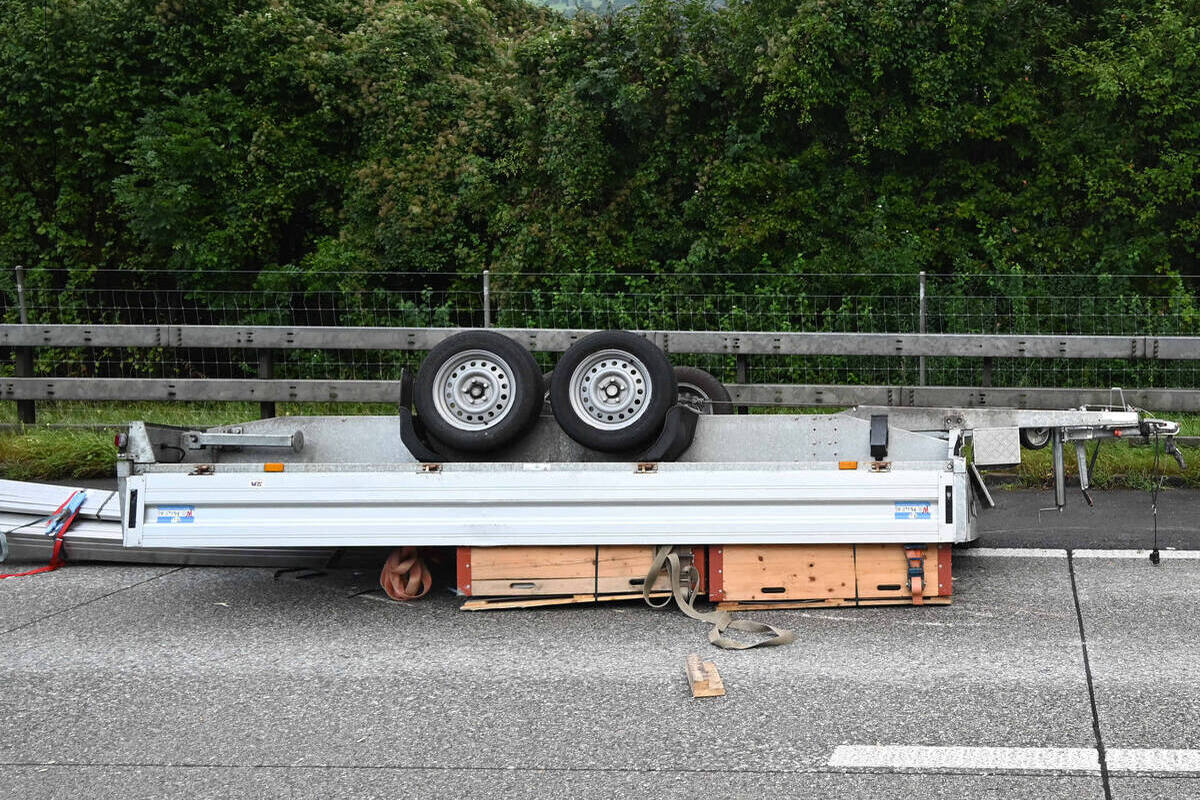 A13 Buchs SG – Auto mit Anhänger bei Unfall ins Schleudern geraten