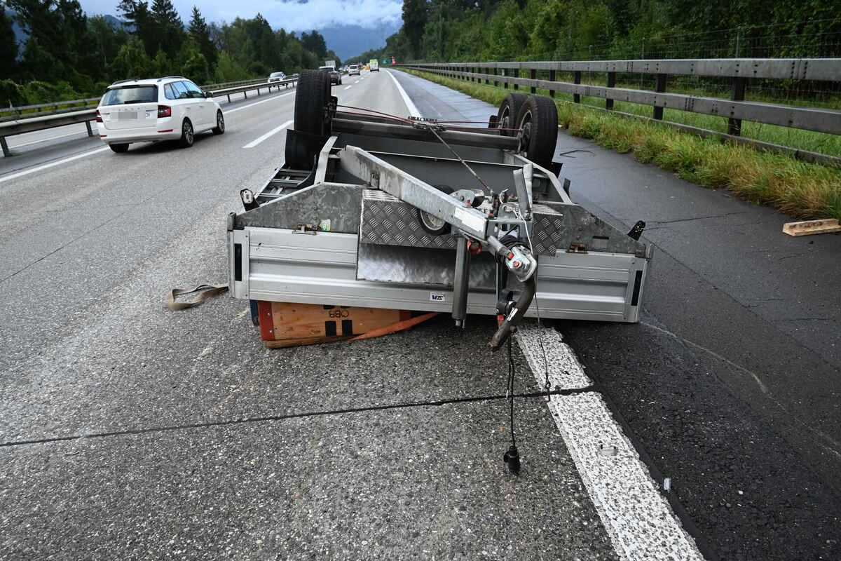 A13 Buchs SG – Auto mit Anhänger bei Unfall ins Schleudern geraten